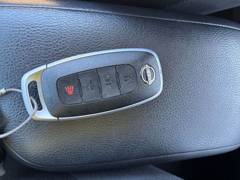 Used 2025 Nissan Versa SV FWD image 21