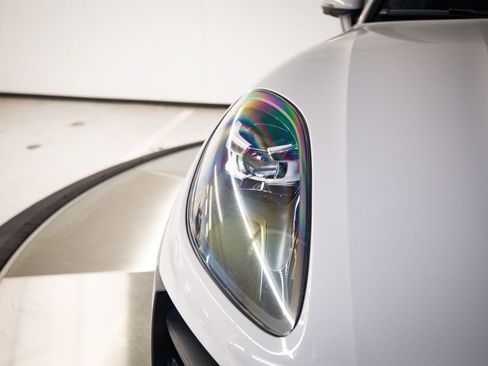 Certified 2020 Porsche Macan AWD/4WD image 13