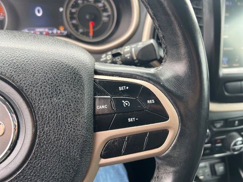 Used 2018 Jeep Cherokee Limited image 16