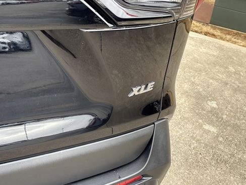 Used 2021 Toyota RAV4 XLE w/ Convenience Package image 7