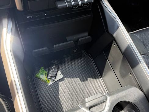 Used 2019 RAM 1500 Laramie AWD/4WD image 23