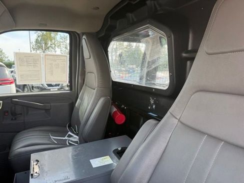 Used 2018 Chevrolet Express 2500 w/ Driver Convenience Package RWD image 11