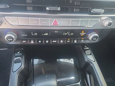 Used 2025 Kia Telluride S AWD/4WD image 17