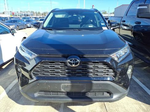 Used 2021 Toyota RAV4 XLE Premium image 3