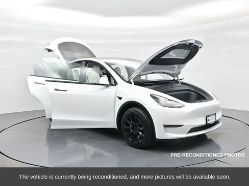 Used 2022 Tesla Model Y Long Range image 35