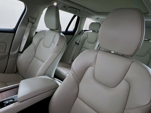 Used 2021 Volvo V60 T5 Momentum w/ Climate Package image 11