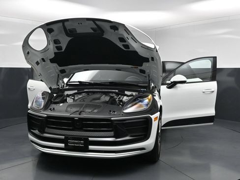 Used 2025 Porsche Macan AWD/4WD image 32
