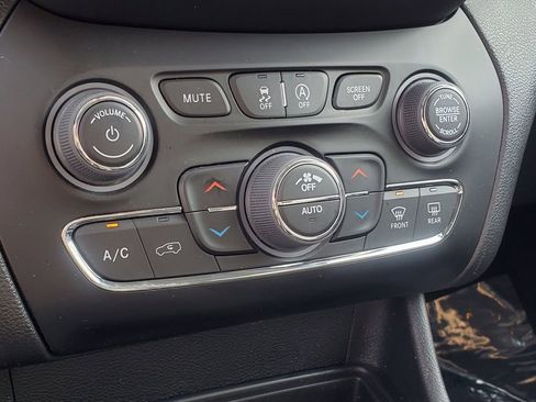 Used 2022 Jeep Cherokee Trailhawk w/ Premium Leather Package image 27