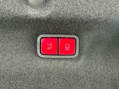 Used 2022 Mercedes-Benz SL 55 AMG 4MATIC w/ Driver Assistance Package image 35