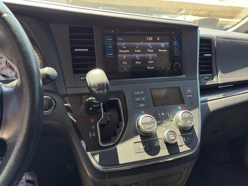 Used 2015 Toyota Sienna SE Premium FWD image 7