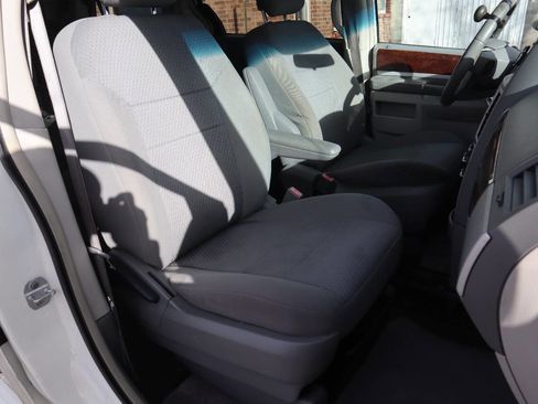 Used 2010 Chrysler Town & Country Touring image 8