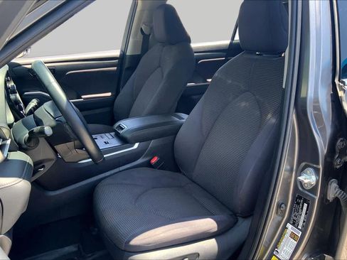 Used 2022 Toyota Highlander LE FWD image 8
