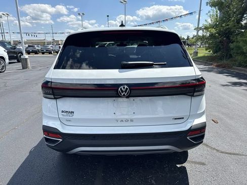 Used 2025 Volkswagen Taos SE AWD/4WD image 5