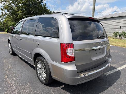 Used 2016 Chrysler Town & Country Touring-L FWD image 6