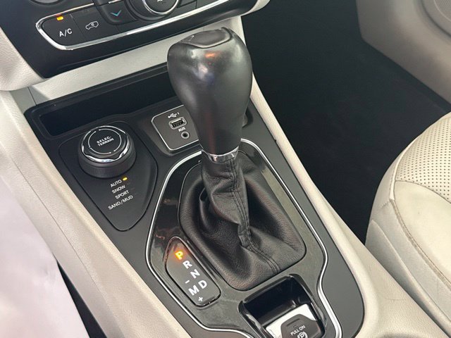 Used 2019 Jeep Cherokee Limited w/ Luxury Group AWD/4WD image 24