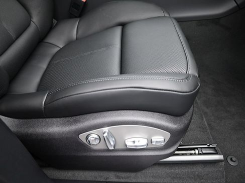 Certified 2026 Porsche Macan AWD/4WD image 31