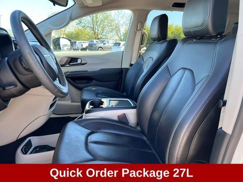 Used 2024 Chrysler Pacifica Touring-L FWD image 2