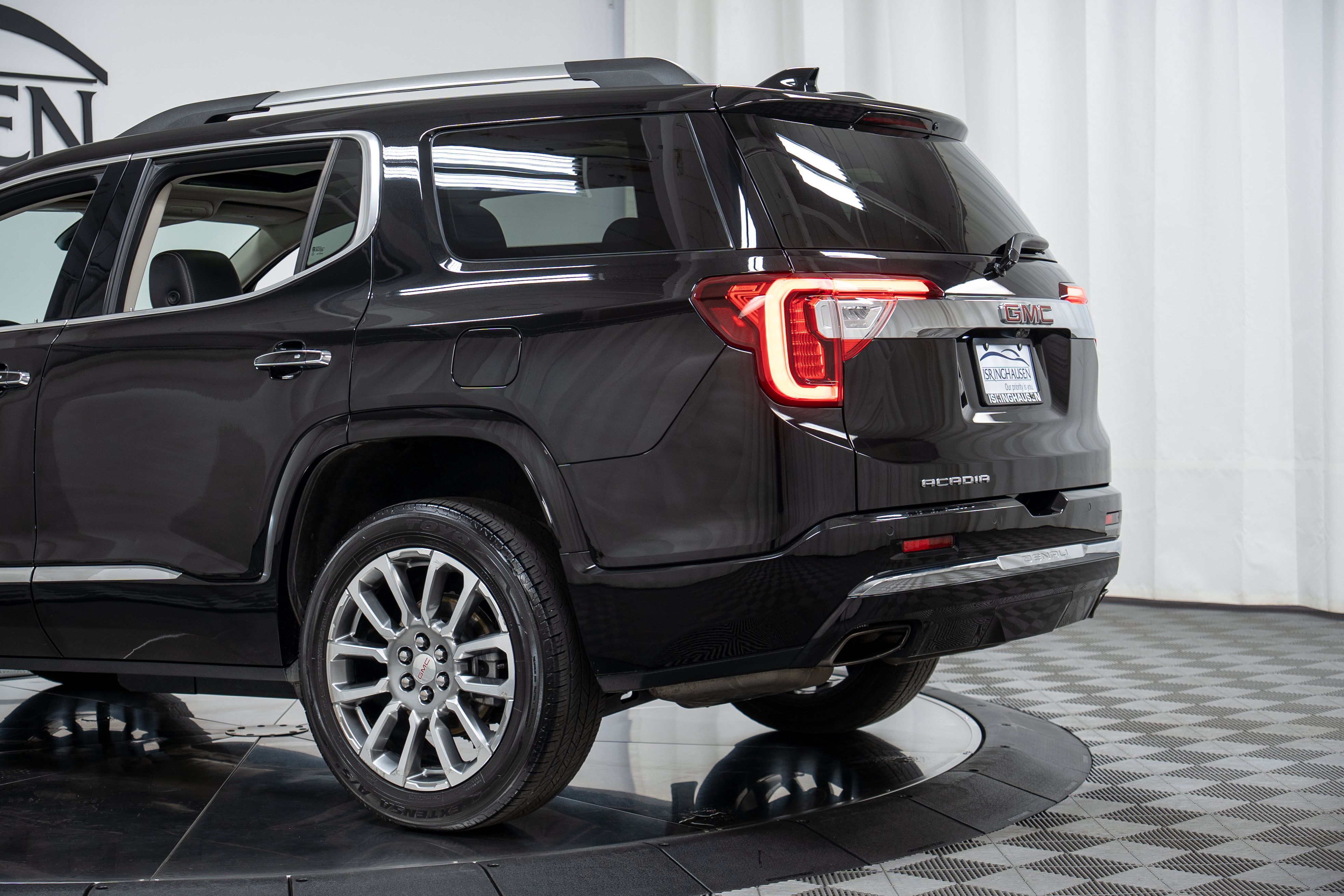 Used 2023 GMC Acadia Denali w/ Denali Ultimate Package FWD image 30