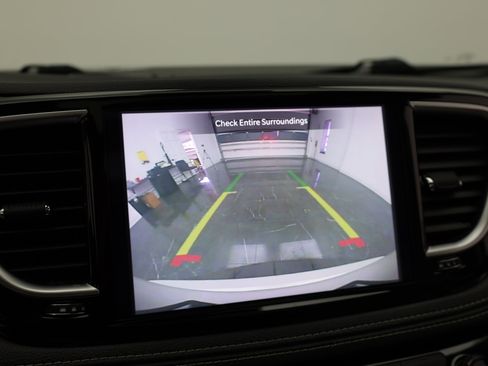 Used 2021 Chrysler Pacifica Limited w/ Uconnect Theater Family Group FWD image 29