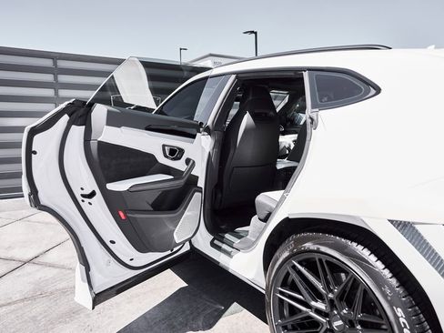 Used 2019 Lamborghini Urus AWD/4WD image 32