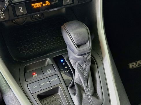 Used 2019 Toyota RAV4 XLE w/ Convenience Package FWD image 25