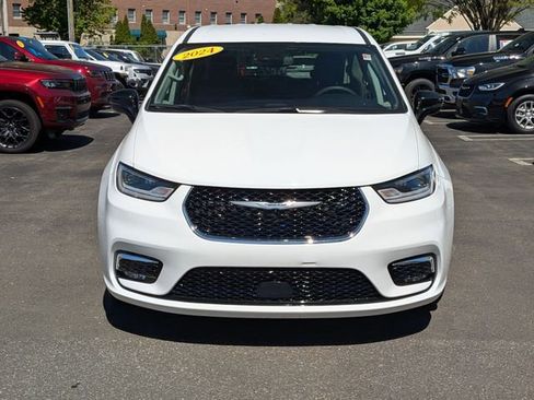 Used 2024 Chrysler Pacifica Touring-L FWD image 8