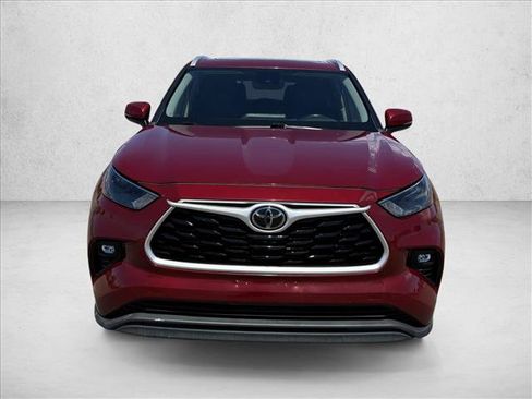 Used 2022 Toyota Highlander XLE FWD image 2