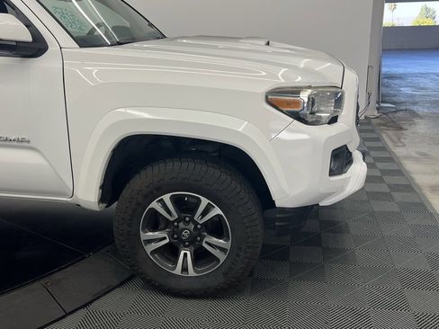 Used 2018 Toyota Tacoma TRD Sport image 6