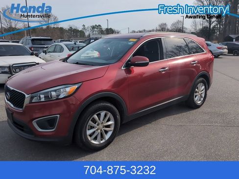 Used 2017 Kia Sorento LX w/ LX Convenience Package image 4