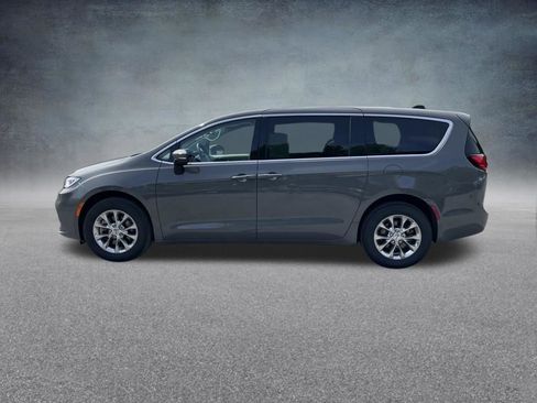 Used 2023 Chrysler Pacifica Touring-L AWD/4WD image 5