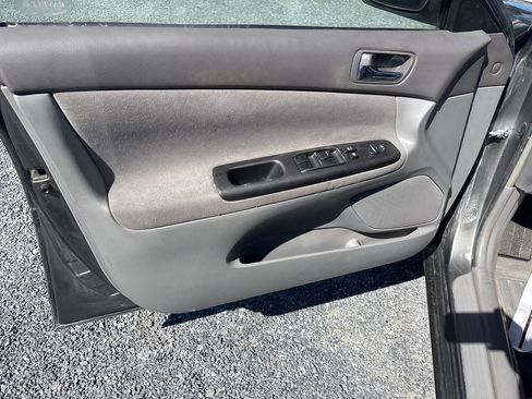 Used 2005 Toyota Camry XLE FWD image 11