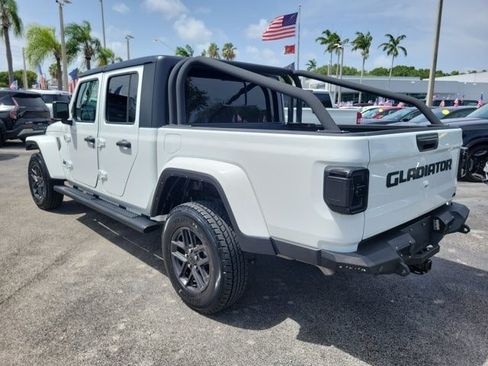 Used 2024 Jeep Gladiator Sport AWD/4WD image 5