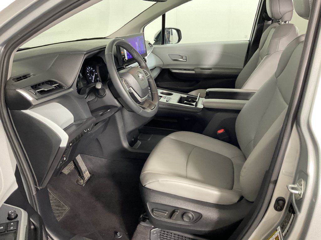 Used 2025 Toyota Sienna XLE FWD image 18
