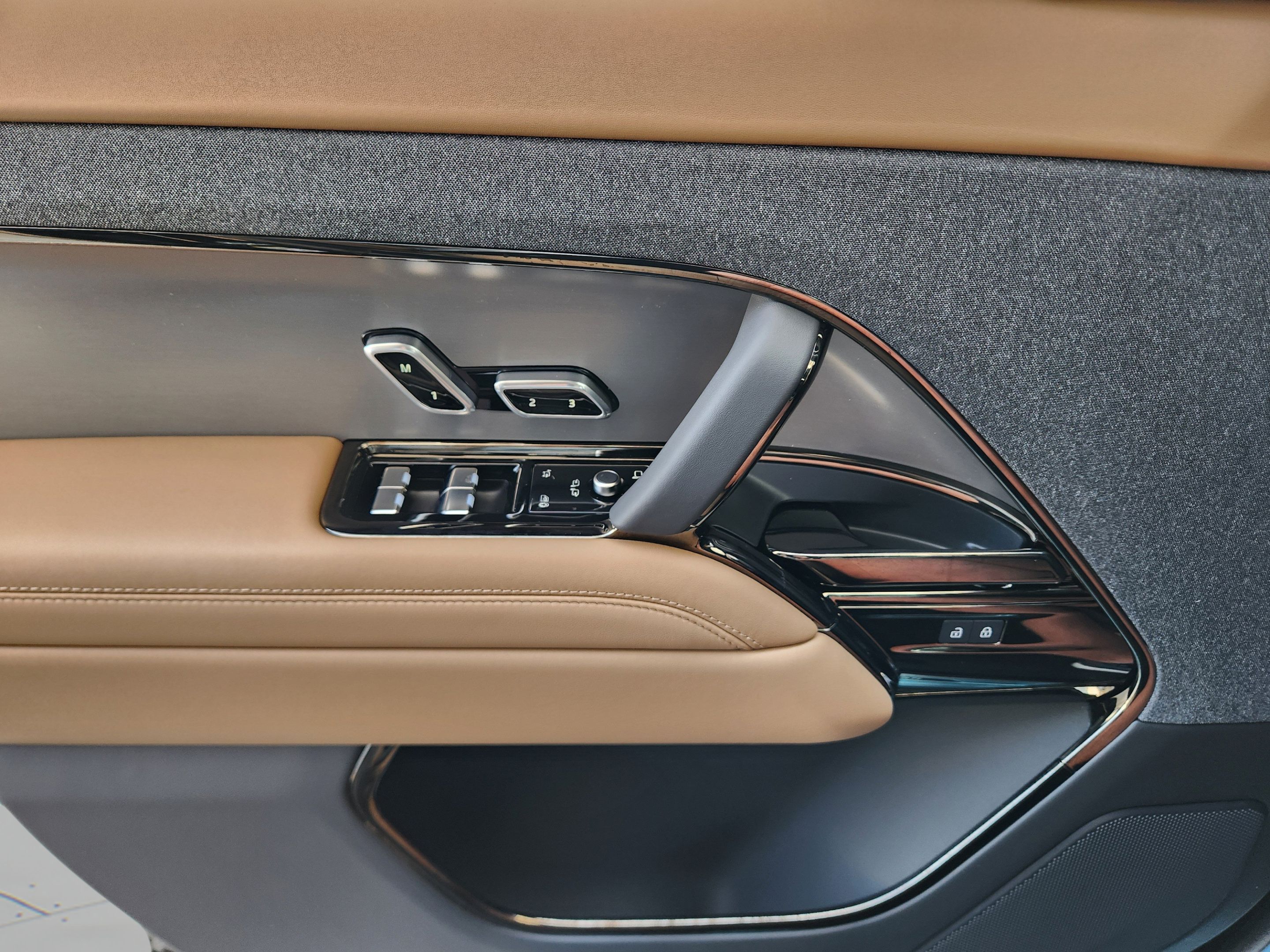 New 2027 Land Rover Range Rover Sport SE AWD/4WD image 15