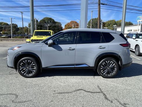 Used 2024 Nissan Rogue Platinum image 3