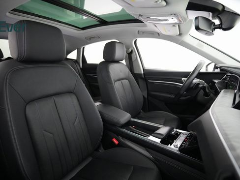 Used 2022 Audi e-tron Premium Plus image 8