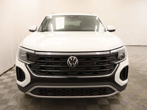 Certified 2025 Volkswagen Atlas Cross Sport SE image 4