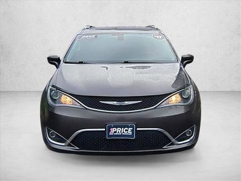 Used 2017 Chrysler Pacifica Touring-L Plus image 2