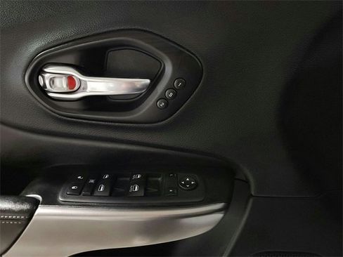 Used 2020 Jeep Cherokee Limited image 16