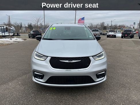 Used 2024 Chrysler Pacifica Touring-L image 10