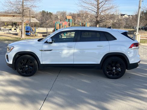 Certified 2025 Volkswagen Atlas Cross Sport SE w/ Panoramic Sunroof Package image 7