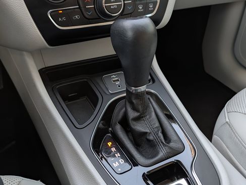 Used 2019 Jeep Cherokee Limited w/ Luxury Group image 32