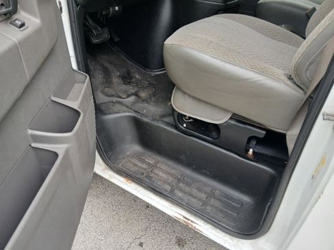 Used 2018 Chevrolet Express 2500 w/ Driver Convenience Package RWD image 8
