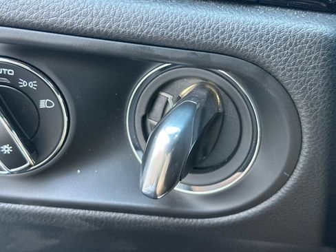 Certified 2025 Porsche Macan image 24