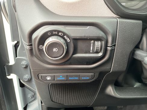 Used 2025 Jeep Wrangler Sahara image 21