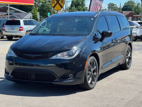 Used 2020 Chrysler Pacifica Touring-L Plus w/ Advanced Safetytec Group FWD image 2