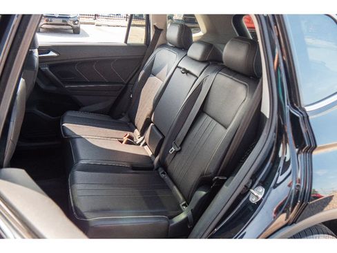Used 2022 Volkswagen Tiguan SE w/ Panoramic Sunroof Package AWD/4WD image 17