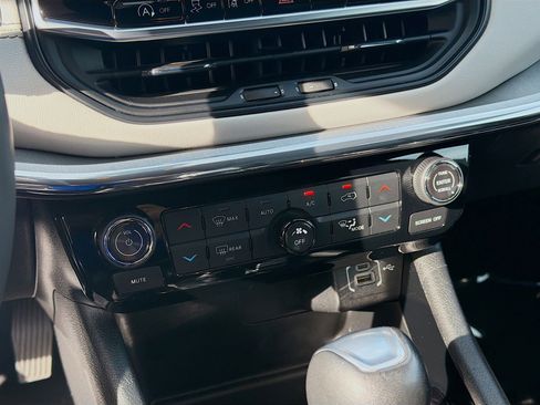 Used 2024 Jeep Compass Limited image 14