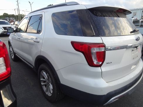 Used 2016 Ford Explorer XLT w/ Equipment Group 202A image 4