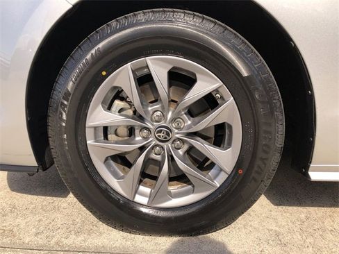 Used 2021 Toyota Sienna LE image 18